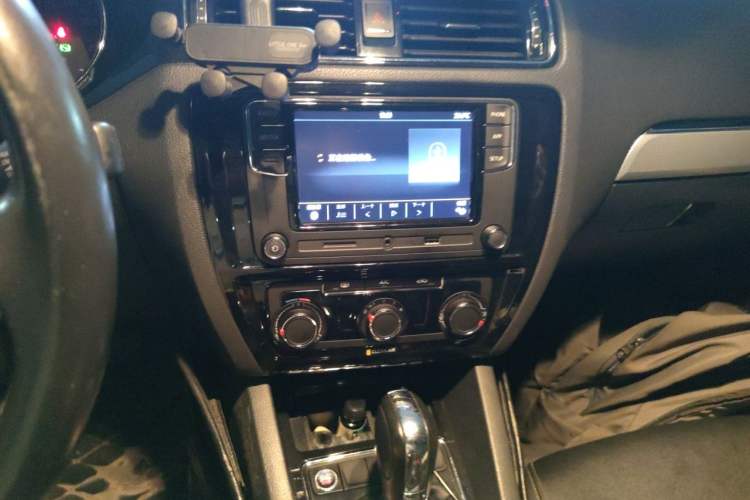 Used Volkswagen Sagitar 2018 1.6L Automatic Comfort Model Audio And AC Panel