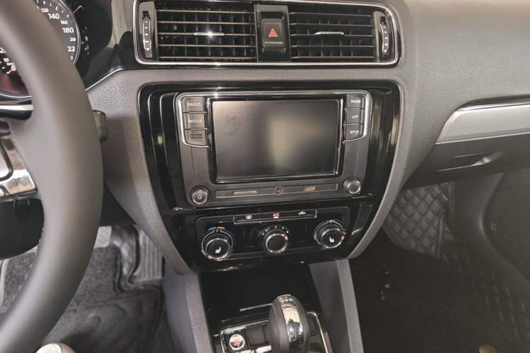 Used Volkswagen Sagitar 2018 180TSI DSG Prestige Edition Audio And AC Panel