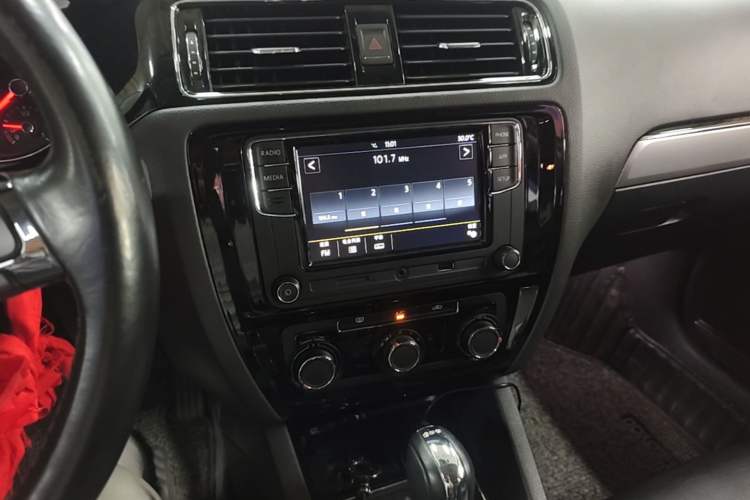 Used Volkswagen Sagitar 2018 280TSI DSG Ignite Edition Audio And AC Panel