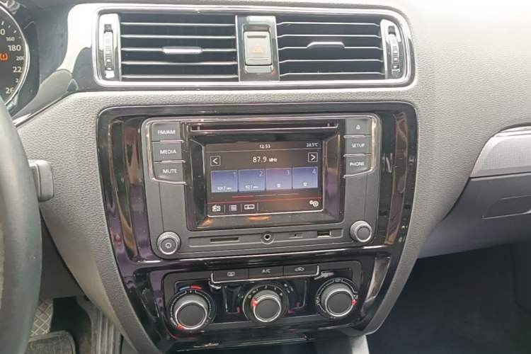 Used Volkswagen Sagitar 2018 1.6L Automatic Comfort Model Audio And AC Panel