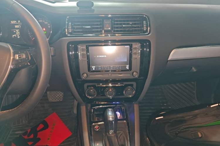 Used Volkswagen Sagitar 2018 1.6L Automatic Comfort Model Audio And AC Panel