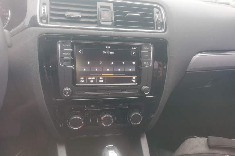 Used Volkswagen Sagitar 2018 1.6L Automatic Comfort Model Audio And AC Panel