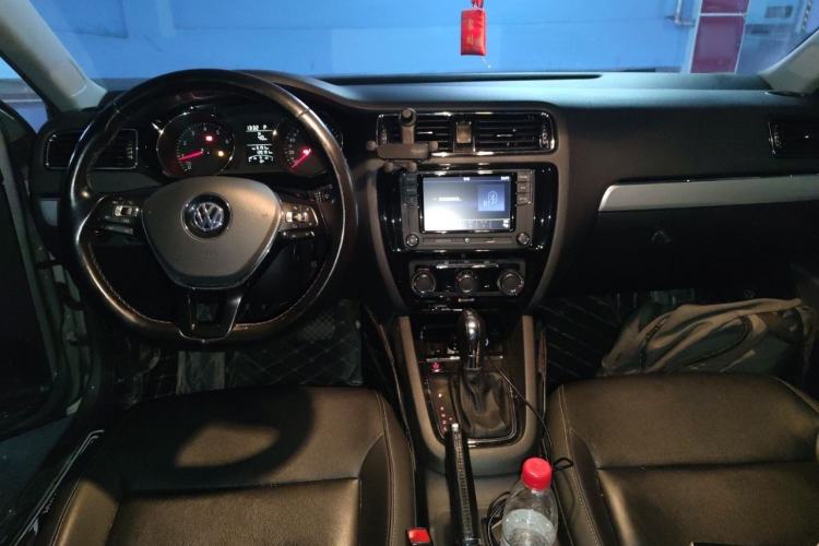 Used Volkswagen Sagitar 2018 1.6L Automatic Comfort Model Center Console