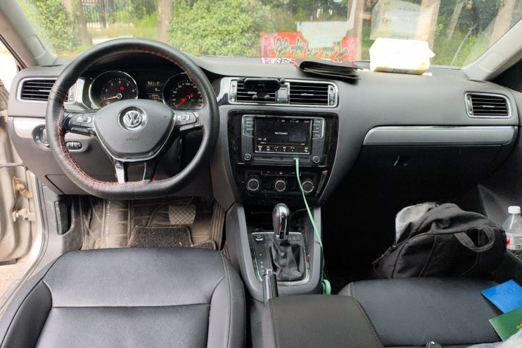 Used Volkswagen Sagitar 2018 1.6L Automatic Comfort Model Center Console