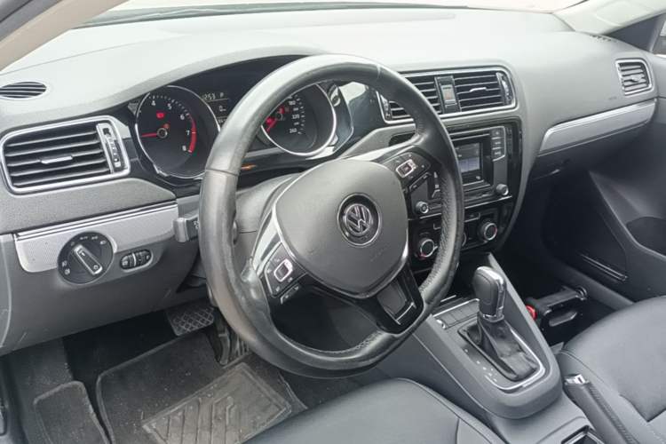 Used Volkswagen Sagitar 2018 1.6L Automatic Comfort Model Center Console