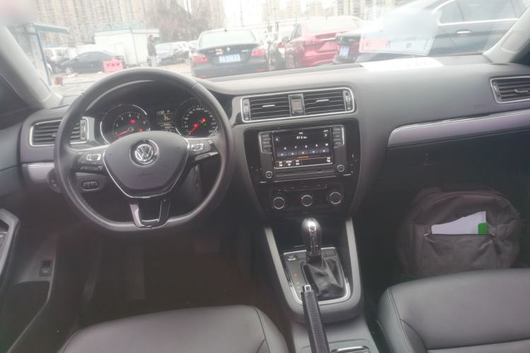 Used Volkswagen Sagitar 2018 1.6L Automatic Comfort Model Center Console