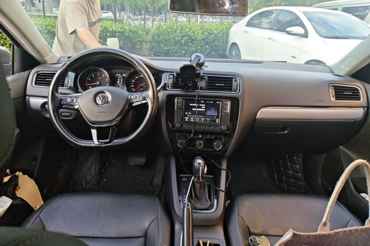 Used Volkswagen Sagitar 2018 280TSI DSG Comfort Model Center Console