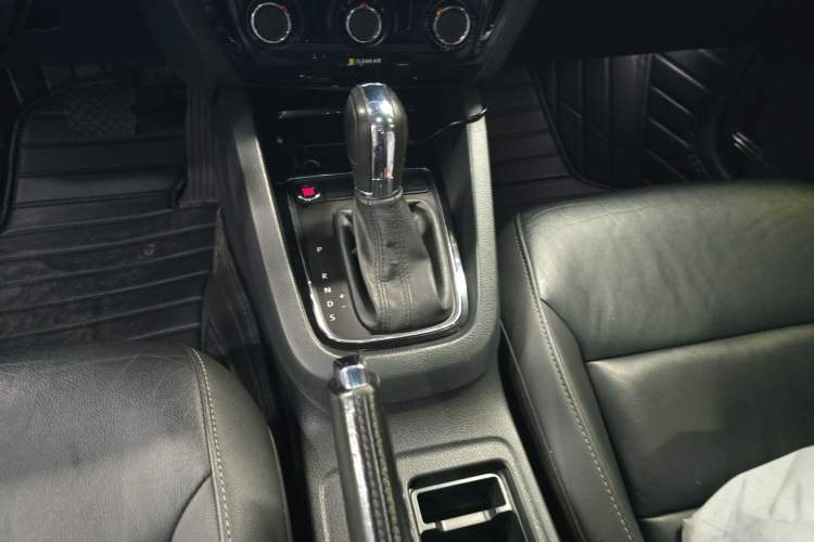 Used Volkswagen Sagitar 2018 280TSI DSG Ignite Edition Gear Lever