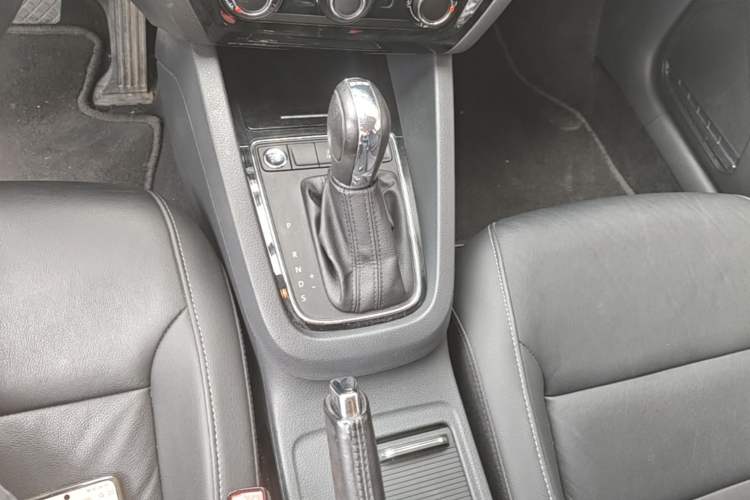 Used Volkswagen Sagitar 2018 280TSI DSG Comfort Model Gear Lever