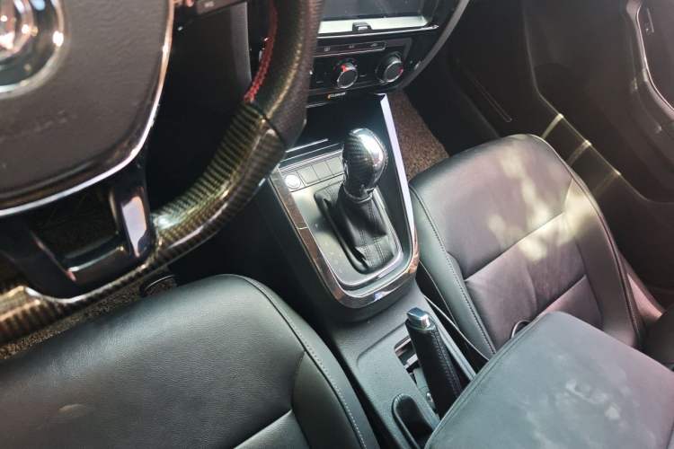Used Volkswagen Sagitar 2018 1.6L Automatic Comfort Model Gear Lever