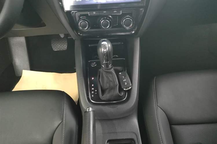 Used Volkswagen Sagitar 2018 280TSI DSG Comfort Model Gear Lever