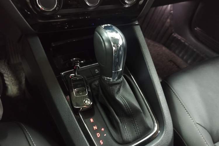 Used Volkswagen Sagitar 2018 280TSI DSG Ignite Edition Gear Lever