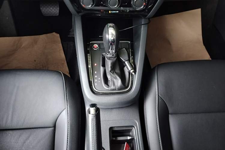 Used Volkswagen Sagitar 2018 280TSI DSG Comfort Model Gear Lever