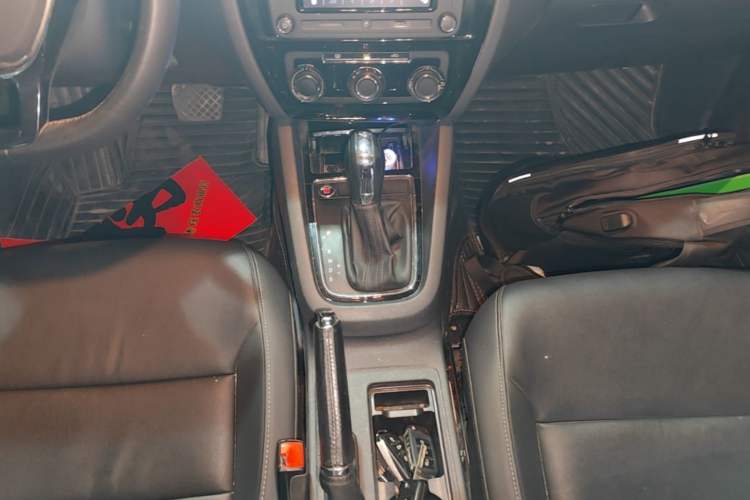 Used Volkswagen Sagitar 2018 1.6L Automatic Comfort Model Gear Lever