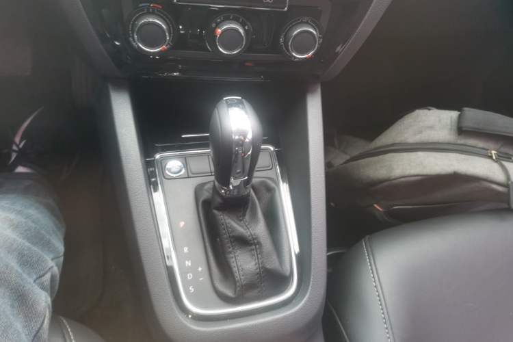 Used Volkswagen Sagitar 2018 1.6L Automatic Comfort Model Gear Lever