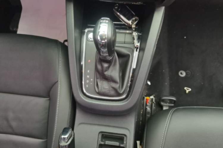 Used Volkswagen Sagitar 2018 280TSI DSG Ignite Edition Gear Lever