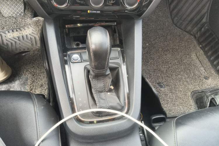 Used Volkswagen Sagitar 2018 280TSI DSG Ignite Edition Gear Lever