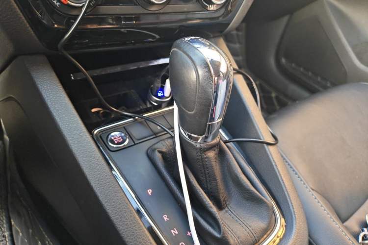Used Volkswagen Sagitar 2018 280TSI DSG Comfort Model Gear Lever
