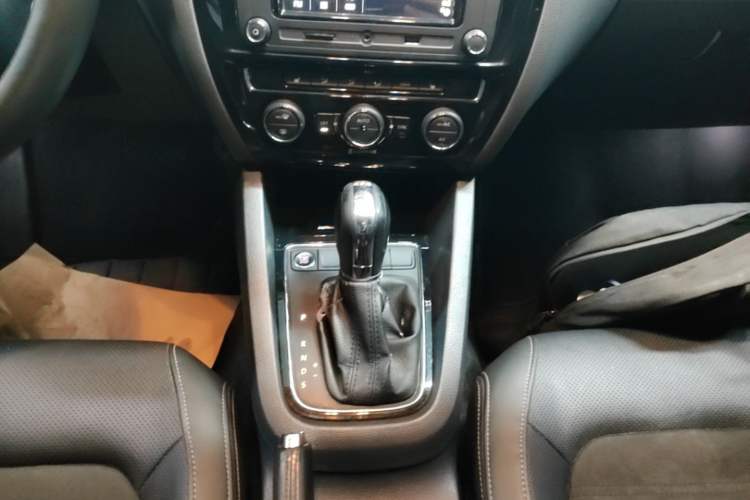 Used Volkswagen Sagitar 2018 280TSI DSG Luxury Model Gear Lever