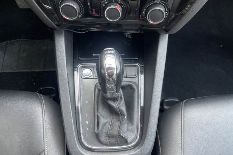 Used Volkswagen Sagitar 2018 280TSI DSG Ignite Edition Gear Lever