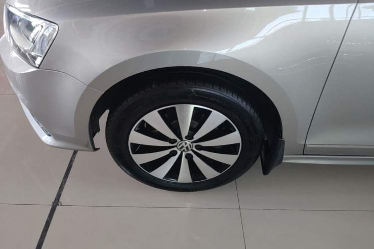 Used Volkswagen Sagitar 2018 1.6L Manual Comfort Model Left Front Wheel Hub