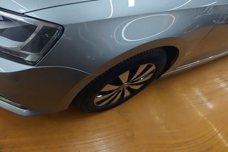 Used Volkswagen Sagitar 2018 1.6L Automatic Comfort Model Left Front Wheel Hub