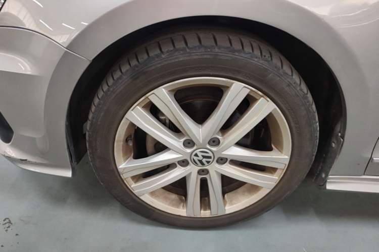 Used Volkswagen Sagitar 2018 280TSI DSG Ignite Edition Left Front Wheel Hub