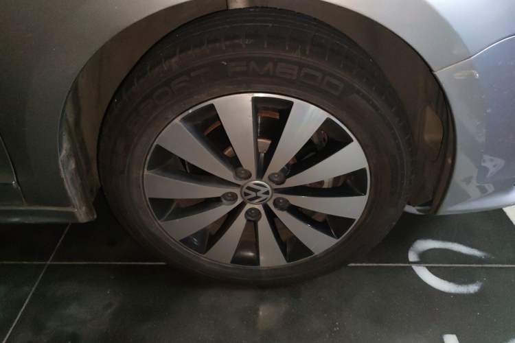 Used Volkswagen Sagitar 2018 1.6L Automatic Comfort Model Right Front Wheel Hub