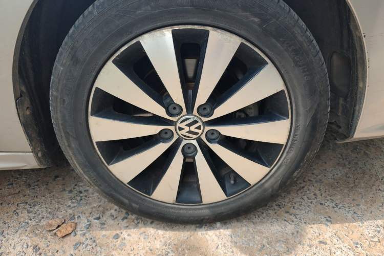 Used Volkswagen Sagitar 2018 1.6L Automatic Comfort Model Right Front Wheel Hub