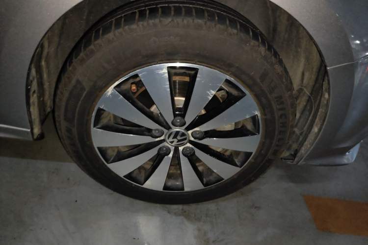 Used Volkswagen Sagitar 2018 1.6L Automatic Comfort Model Right Front Wheel Hub