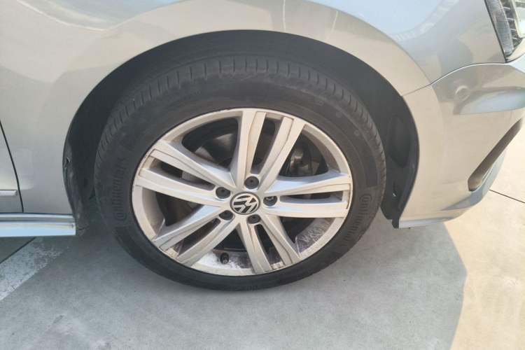 Used Volkswagen Sagitar 2018 280TSI DSG Ignite Edition Right Front Wheel Hub