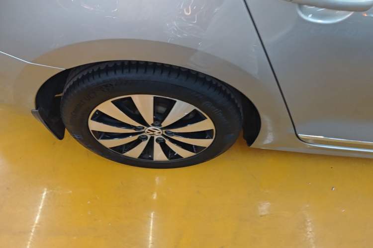 Used Volkswagen Sagitar 2018 1.6L Automatic Comfort Model Right Rear Wheel Hub