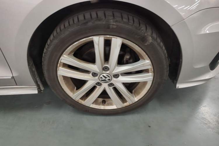 Used Volkswagen Sagitar 2018 280TSI DSG Ignite Edition Right Rear Wheel Hub