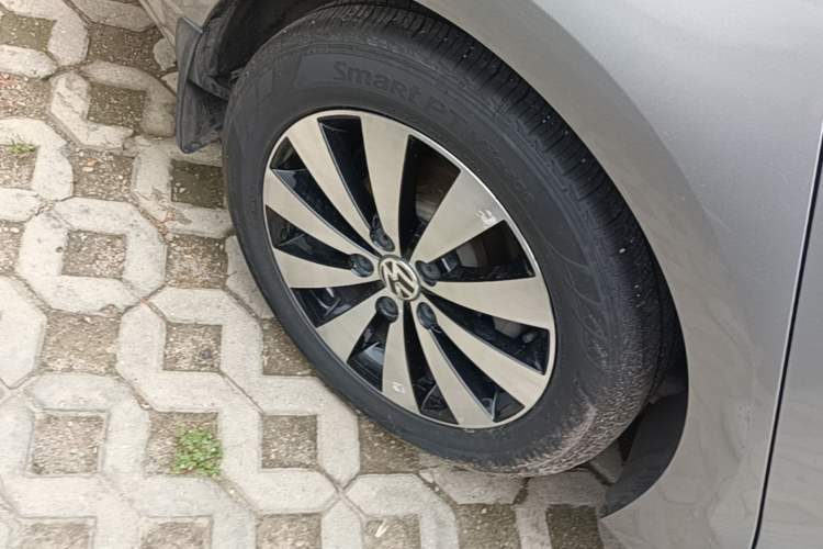 Used Volkswagen Sagitar 2018 1.6L Automatic Comfort Model Right Rear Wheel Hub