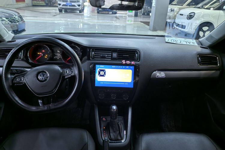 Used Volkswagen Sagitar 2018 1.6L Automatic Comfort Model Interior 1