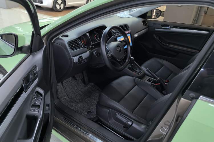 Used Volkswagen Sagitar 2018 1.6L Automatic Comfort Model Interior 2