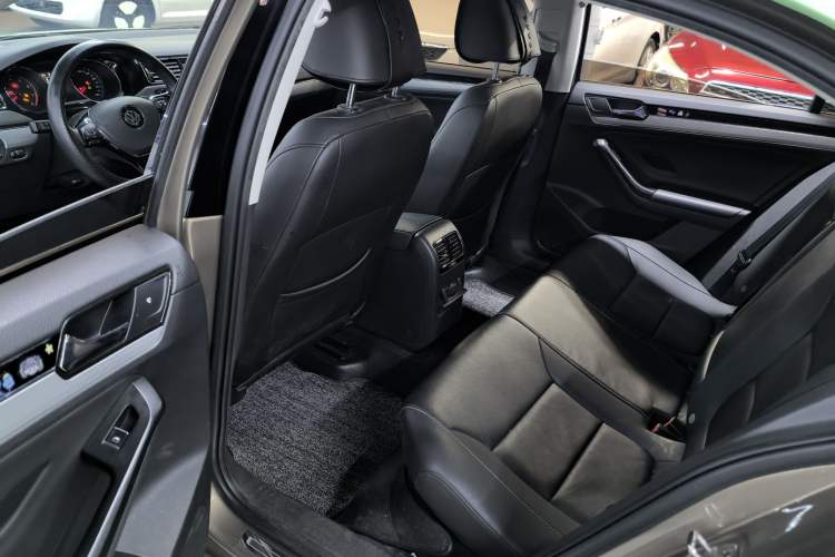 Used Volkswagen Sagitar 2018 1.6L Automatic Comfort Model Interior 3