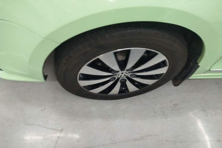Used Volkswagen Sagitar 2018 1.6L Automatic Comfort Model Left Front Wheel Hub
