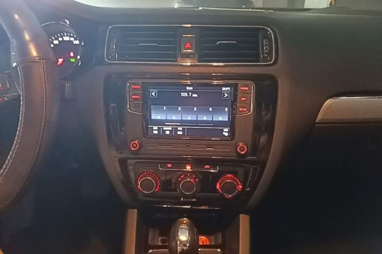 Used Volkswagen Sagitar 2018 1.6L Automatic Comfort Model Audio And AC Panel