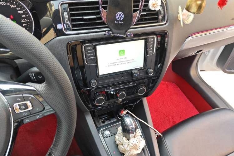 Used Volkswagen Sagitar 2018 1.6L Automatic Comfort Model Audio And AC Panel