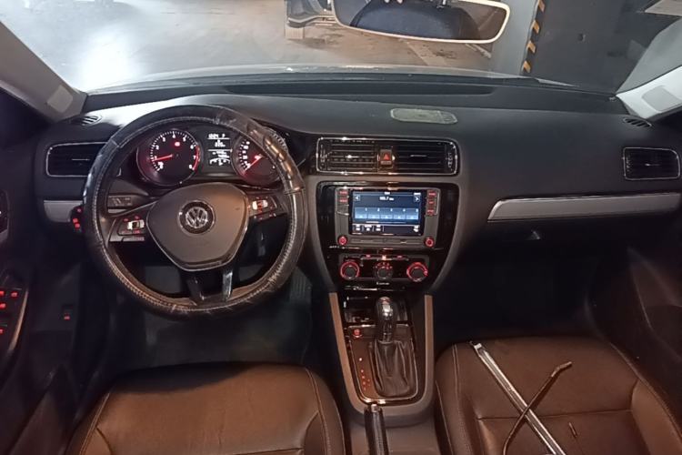 Used Volkswagen Sagitar 2018 1.6L Automatic Comfort Model Center Console