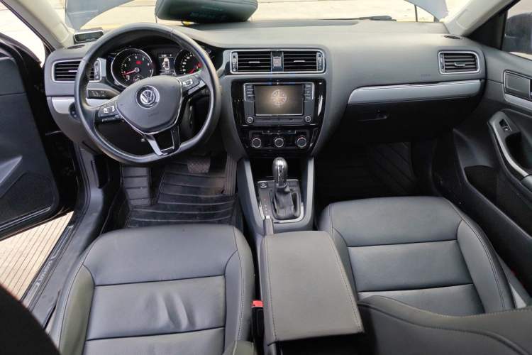 Used Volkswagen Sagitar 2018 280TSI DSG Comfort Model Center Console