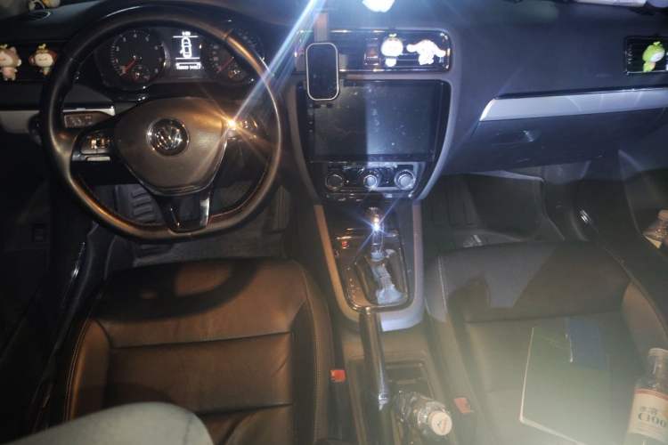 Used Volkswagen Sagitar 2018 280TSI DSG Comfort Model Center Console