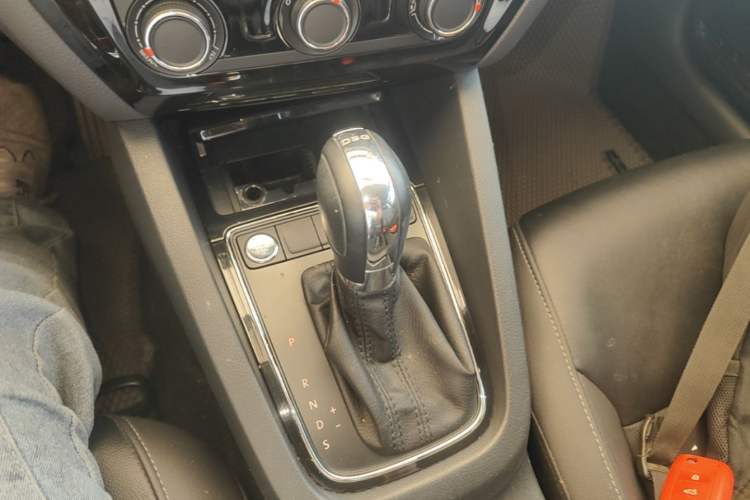 Used Volkswagen Sagitar 2018 280TSI DSG Ignite Edition Gear Lever