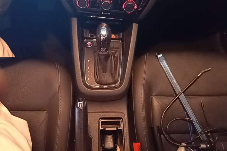 Used Volkswagen Sagitar 2018 1.6L Automatic Comfort Model Gear Lever