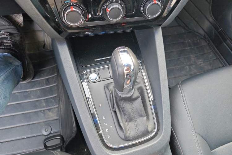 Used Volkswagen Sagitar 2018 280TSI DSG Comfort Model Gear Lever