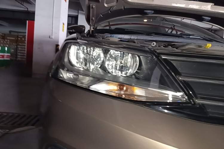 Used Volkswagen Sagitar 2018 1.6L Automatic Comfort Model Right Front Headlight