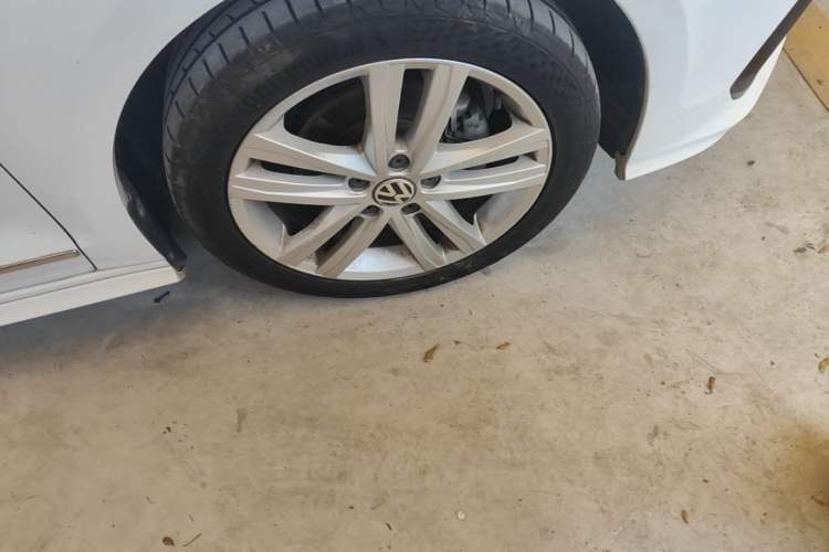 Used Volkswagen Sagitar 2018 280TSI DSG Ignite Edition Right Front Wheel Hub