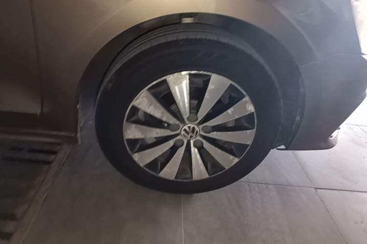 Used Volkswagen Sagitar 2018 1.6L Automatic Comfort Model Right Front Wheel Hub