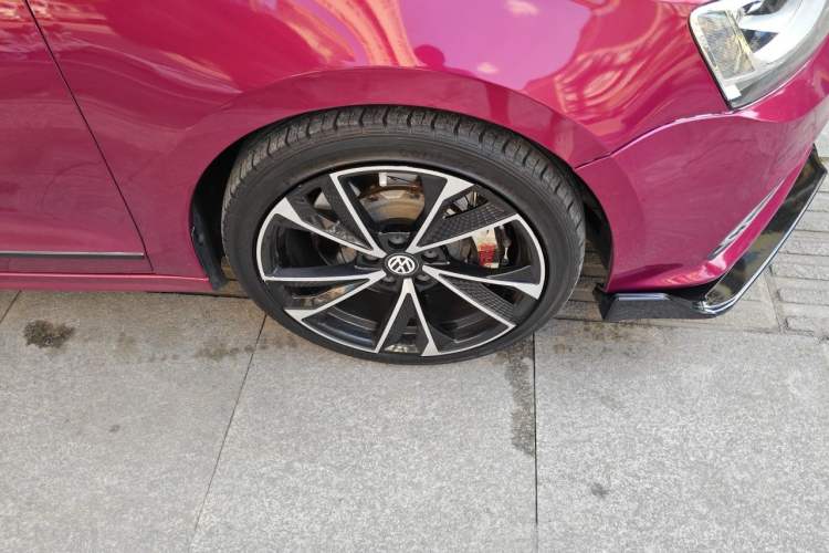 Used Volkswagen Sagitar 2018 1.6L Automatic Comfort Model Right Front Wheel Hub